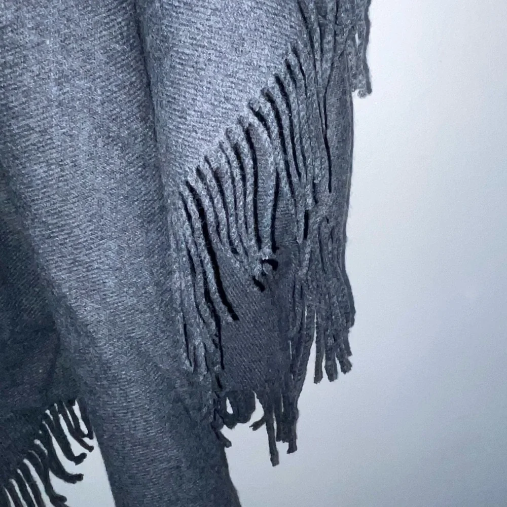 V. FRAAS Cape / Shawl Boho Gray Long Warm & Fringed